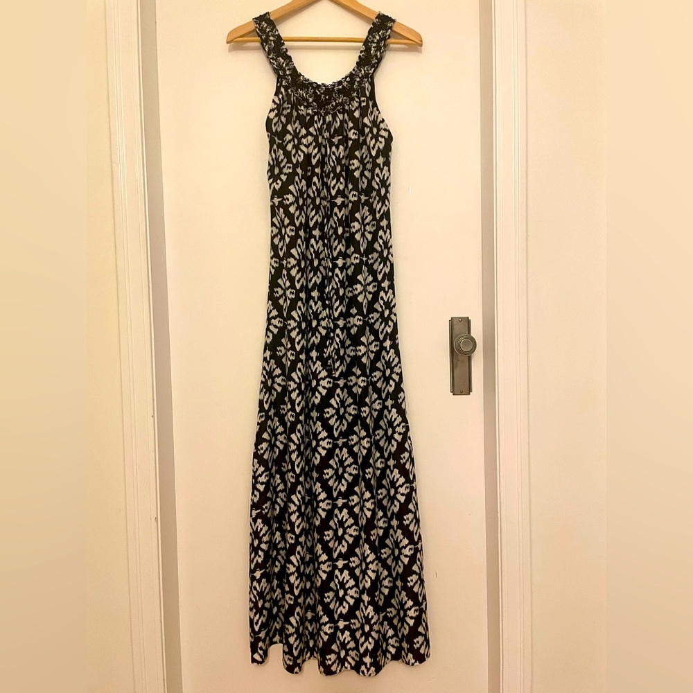 Central Park West for Aritzia
Large 100% silk maxi dress with lining